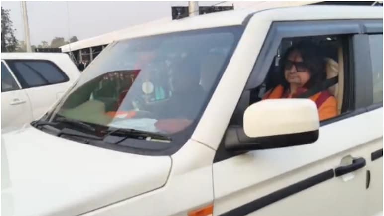 Rajasthan Politics: बालमुकुंदाचार्य ने गाड़ी से हटाए काले शीशे, डोटासरा पर निशाना साधते हुए कहा- कांच भले ही काला हो, नीयत साफ है