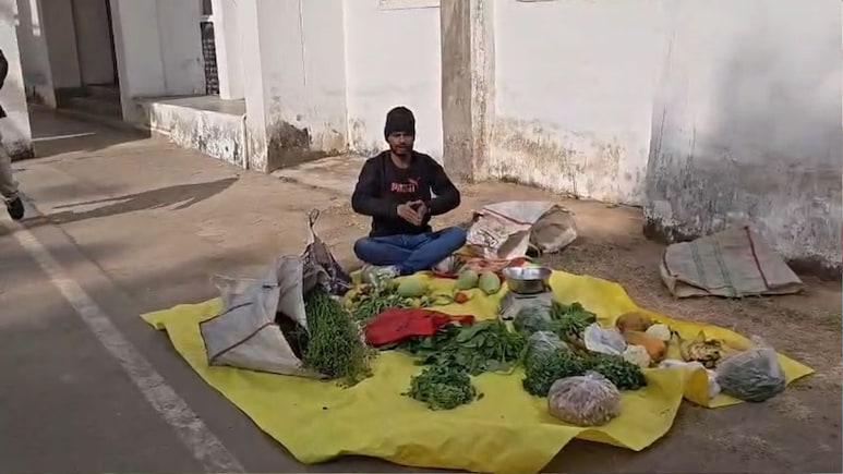 सागर: SP कार्यालय परिसर में युवक का अनोखा विरोध, सब्जी की दुकान लगाकर जताई नाराजगी, जानें पूरा मामला