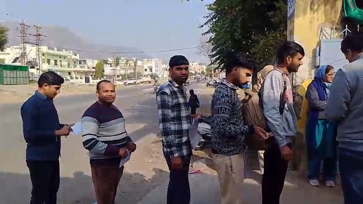 परीक्षार्थियों को पूरी सुरक्षा जांच के बाद जाने दिया गया