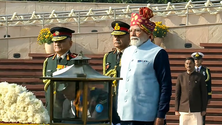 पगड़ी, परंपरा और पहचान: 2015 से 2026 तक, कैसे हर साल बदला पीएम मोदी का रिपब्लिक डे लुक?