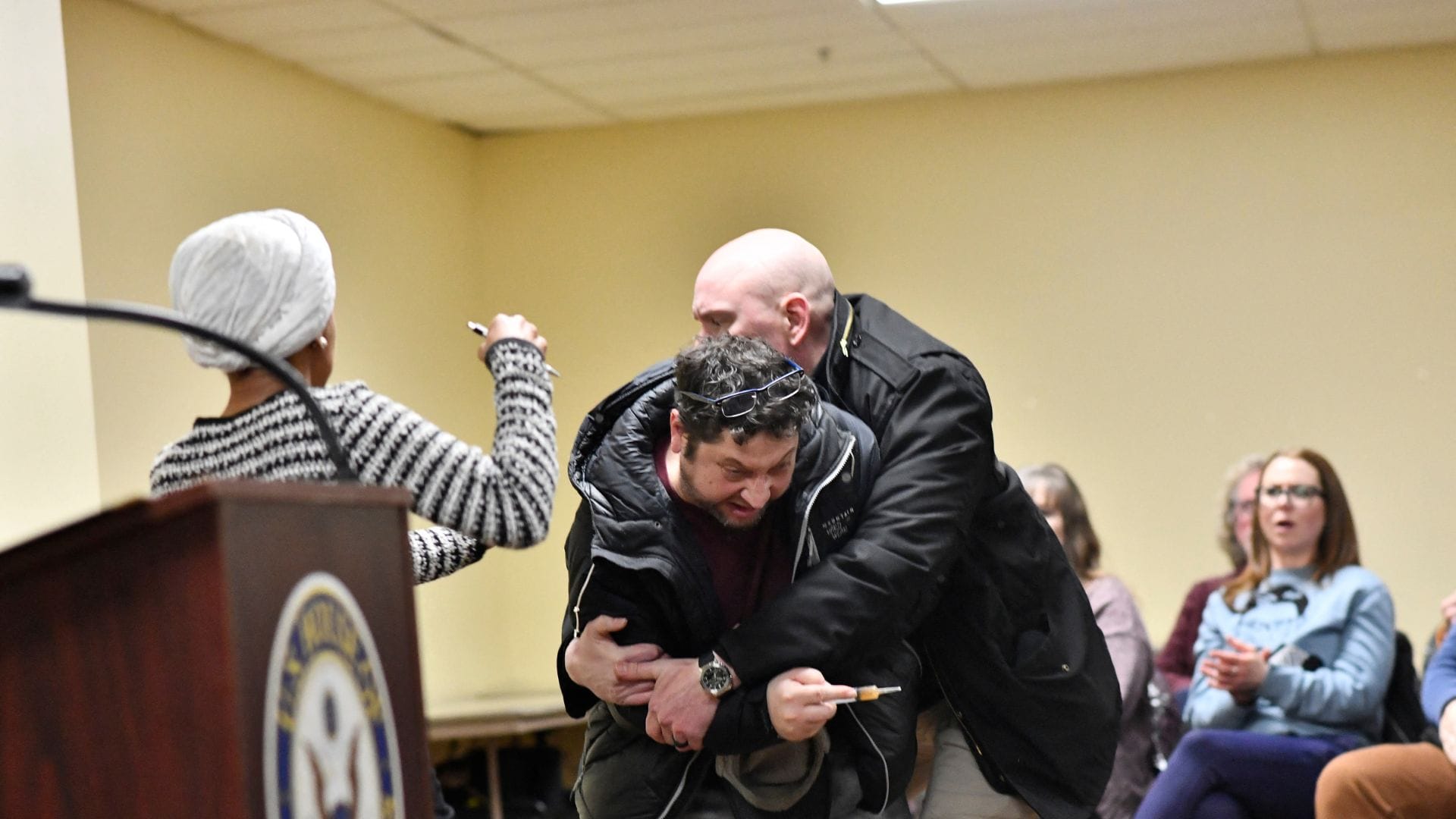 VIDEO- अमेरिका में नहीं थम रहा बवाल! ट्रंप के 'नफरती' भाषण के तुरंत बाद महिला सांसद पर अटैक