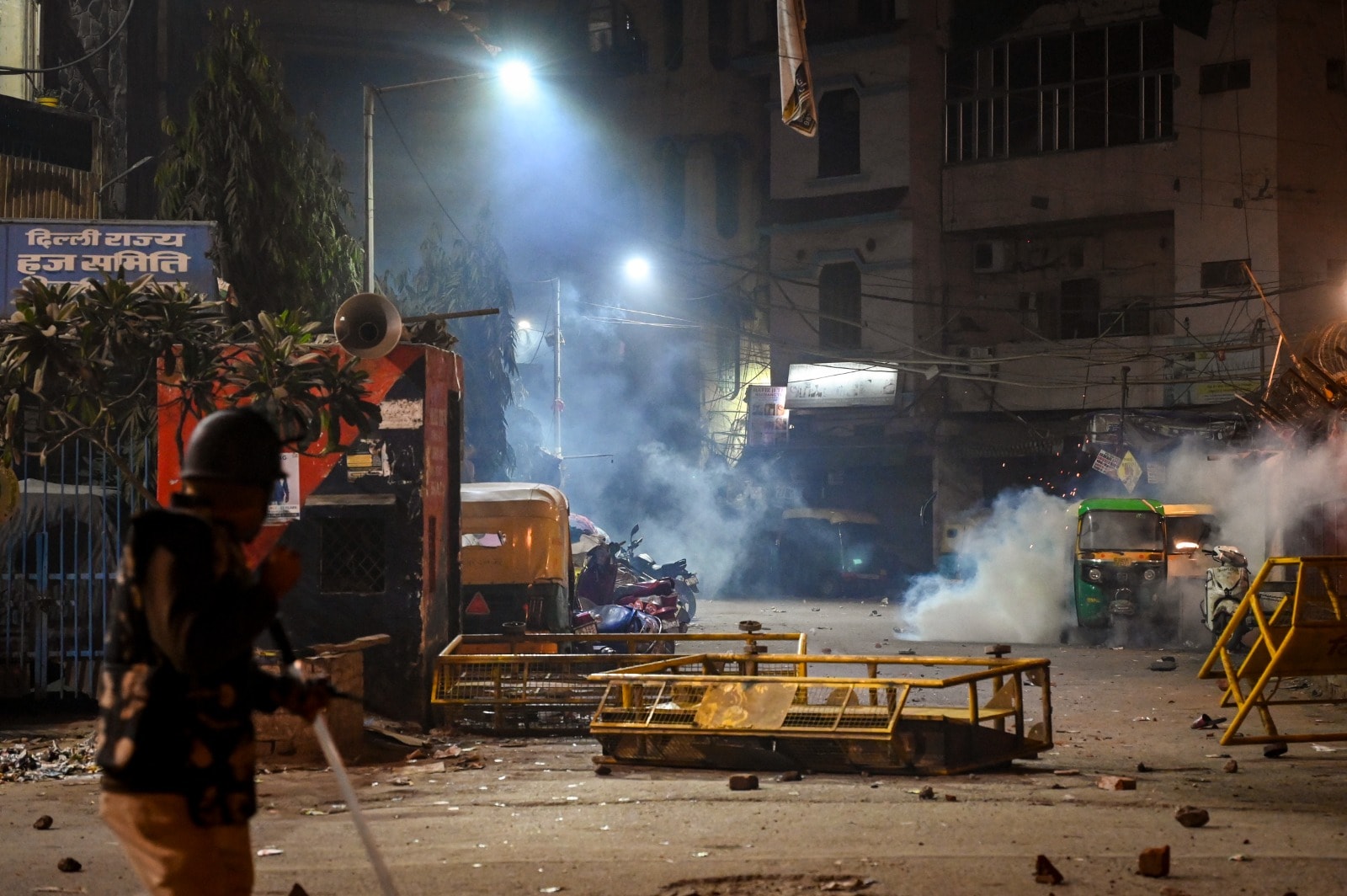 पथराव के दौरान की तस्वीर. पथराव के दौरान की तस्वीर.