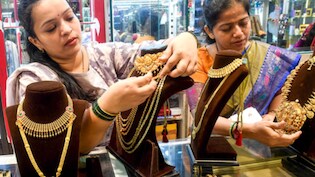 Gold-Silver Price Today: सोना-चांदी ने दिखाए तेवर, आसमान छू रही कीमतें,  कहां तक जाएंगे दाम?