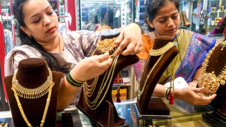Gold-Silver Price Today: सोना-चांदी ने दिखाए तेवर, आसमान छू रही कीमतें,  कहां तक जाएंगे दाम?