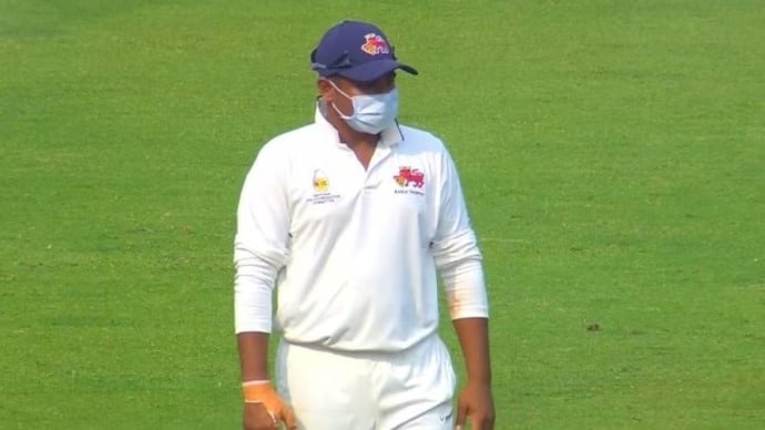 Mumbai cricketers wear masks due to pollution during Ranji Trophy game