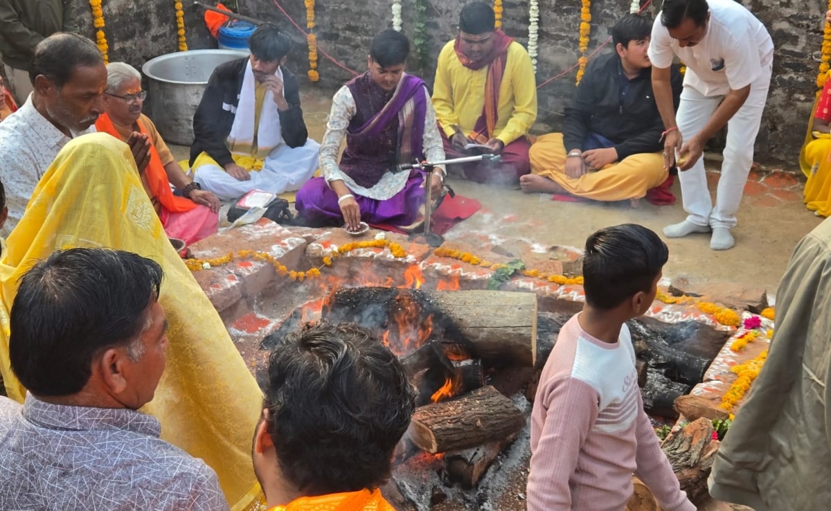 वसंत पंचमी पर धार की भोजशाला में यज्ञ की तैयारी करते लोग.