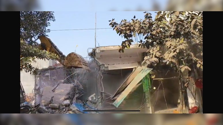 दिल्ली के आली में यूपी सिंचाई विभाग की कार्रवाई से 300 घर सील, ठंड में टेंट में रहने को मजबूर लोग