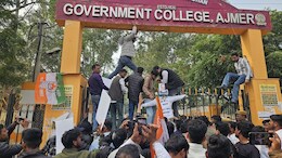'पाकिस्तान हमारा बड़ा भाई' विवादित बयान से बुरे फंसे प्रिंसिपल, तूल पकड़ा मामला; प्रदर्शन पर उतरे छात्र