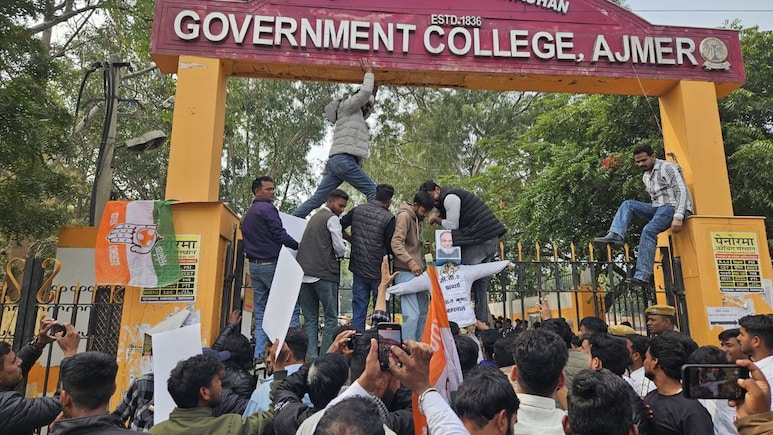 'पाकिस्तान हमारा बड़ा भाई' विवादित बयान से बुरे फंसे प्रिंसिपल, तूल पकड़ा मामला; प्रदर्शन पर उतरे छात्र