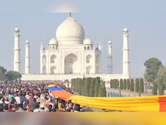 ताजमहल पर उर्स: हजारों की संख्या में पहुंचे लोग, शाहजहां की कब्र पर चढ़ाई गई 1720 मीटर लंबी चादर