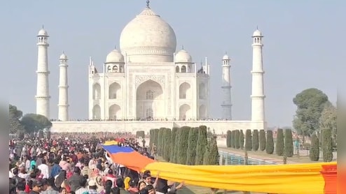 ताजमहल पर चढ़ाई गई 1720 मीटर लंबी चादर