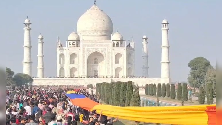 ताजमहल पर चढ़ाई गई 1720 मीटर लंबी चादर