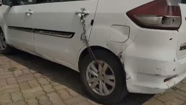MP में कार गिरफ्तार, पुल&zwj;िस थाने में हथकड़ी लगाकर खड़ी की, वीड&zwj;ियो वायरल