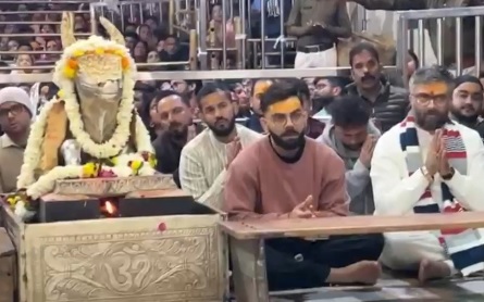 माथे पर चंदन का लेप लगाकर भोले के दरबार में पहुंचे विराट कोहली, लगाया 'जय श्री महाकाल' के जयकारे