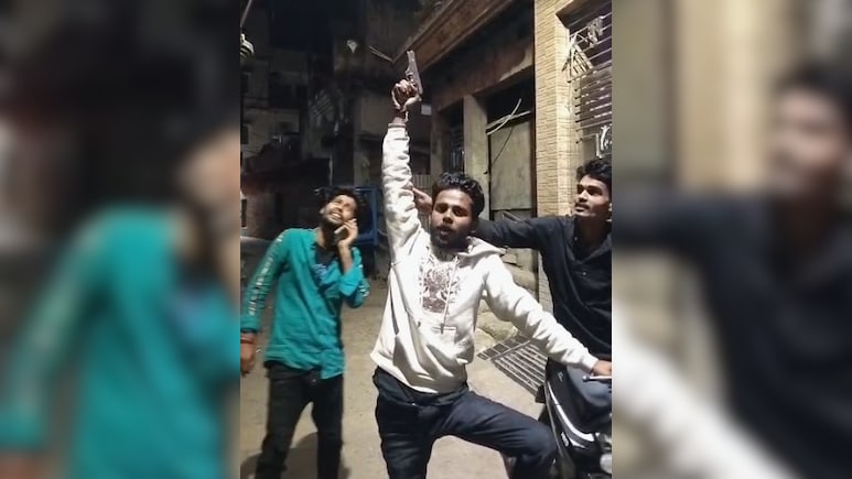 कटिहार में शख्स ने रील बनाने के लिए सरेआम की फायरिंग, वीडियो वायरल होने के बाद हरकत में आई पुलिस