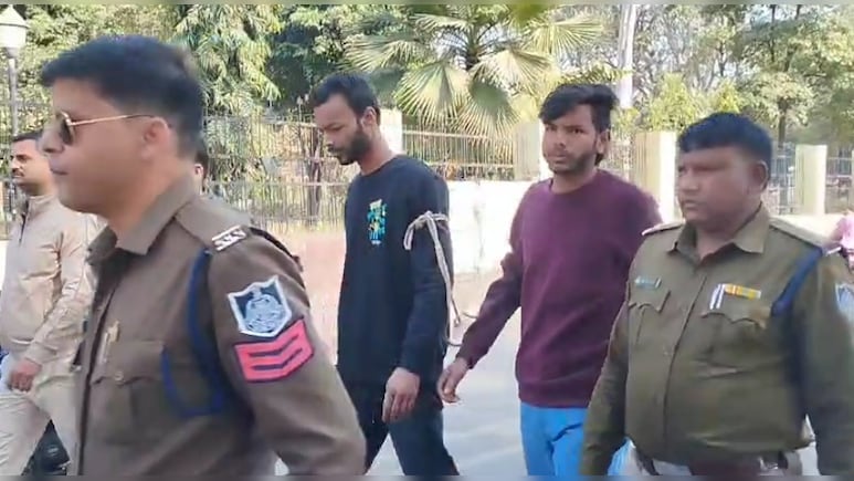 हथियार लेकर सागर कोर्ट पहुंचे बिच्छू गैंग के दो बदमाश, पुलिस ने गिरफ्तार कर निकाला जुलूस