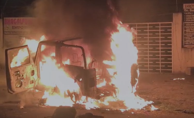 हादसे के बाद धू-धू कर जलती थार.