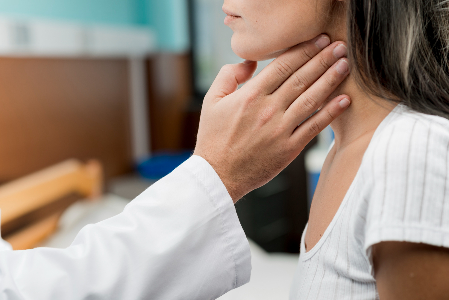 7 Early Signs Of Thyroid Cancer You Should Never Ignore