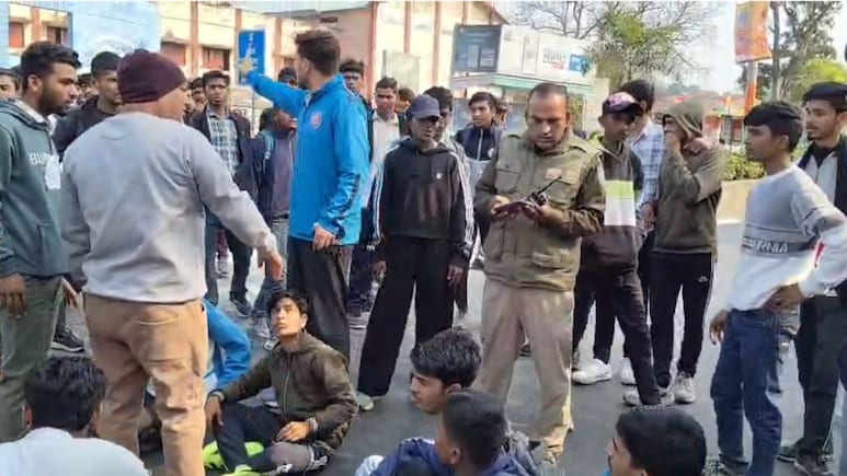 सागर खेल परिसर मैराथन में अव्यवस्था, बिना पुरस्कार लिए विजेता टीम को लौटना पड़ा, गुस्साएं खिलाड़ियों ने किया चक्का जाम