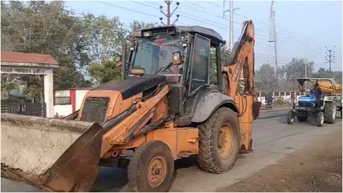 Sehore Bulldozer Action: नोटिस के बाद भी नहीं हटाया अतिक्रमण, भेरुन्दा-इछावर मार्ग पर चला बुलडोजर&nbsp;