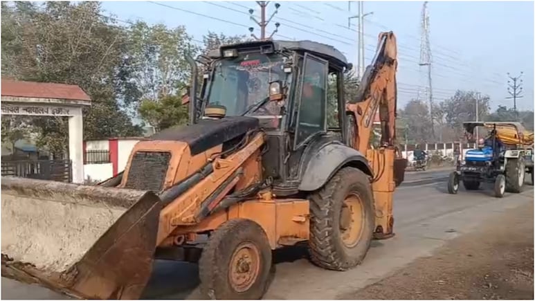 Sehore Bulldozer Action: नोटिस के बाद भी नहीं हटाया अतिक्रमण, भेरुन्दा-इछावर मार्ग पर चला बुलडोजर&nbsp;