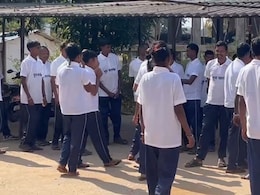 Naxalites Surrender: दंतेवाड़ा में बहुत बड़ा सरेंडर... आज फिर 63 नक्सली आत्मसमर्पण  करने पहुंचे, पुलिस के सामने डालेंगे हथियार