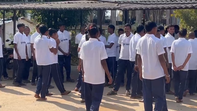 Naxalites Surrender: दंतेवाड़ा में बहुत बड़ा सरेंडर... आज फिर 63 नक्सली आत्मसमर्पण  करने पहुंचे, पुलिस के सामने डालेंगे हथियार