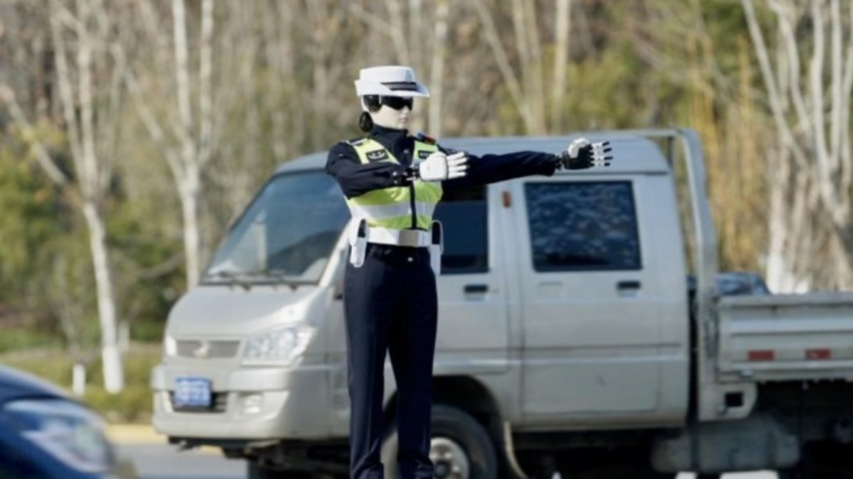 धूप-धूल में नहीं खड़ा होगा इंसान, चीन का ट्रैफिक संभालेगी रोबोट पुलिस