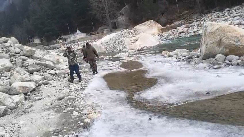 गोमुख से गंगोत्री तक भागीरथी नदी कई जगहों पर जम चुकी है.