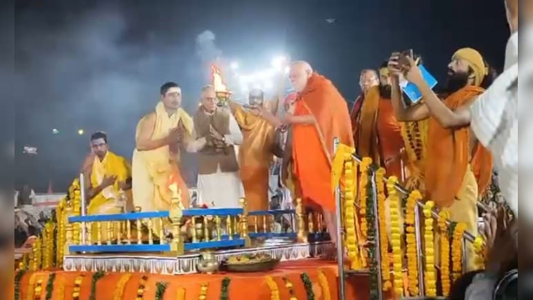 पुरी में विश्&zwj;व कल्&zwj;याण के लिए समंदर की आरती, प्रकाशमान हो उठे बंगाल की खाड़ी के तट