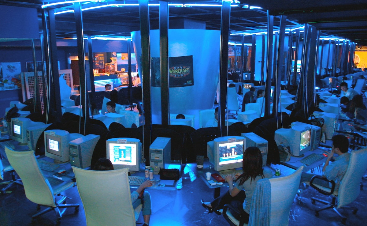 South Korean students play computer games in Busan, South Korea in 2002. Former President Kim Dae Jung is credited with sparking the country's digital rise by establishing a nationwide, ultra-fast broadband network. Photographer: Chung Sung-Jun/Getty Images