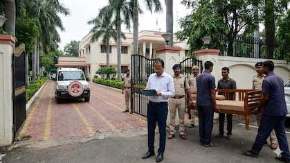 मध्‍य प्रदेश BJP के इन नेताओं-IAS अफसरों ने जमा रखा सरकारी बंगलों पर कब्‍जा, देखें पूरी सूची