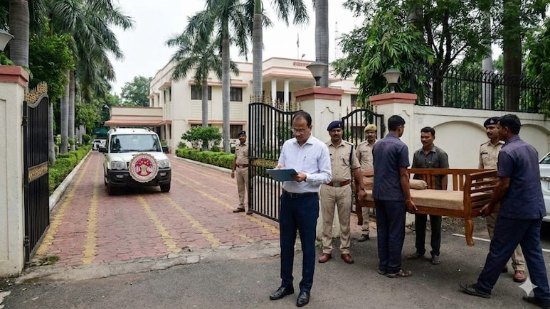 मध्&zwj;य प्रदेश BJP के इन नेताओं-IAS अफसरों ने जमा रखा सरकारी बंगलों पर कब्&zwj;जा, देखें पूरी सूची