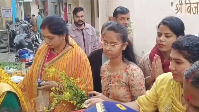 उज्जैन के इस मंदिर में उमड़ा सैलाब, बसंत पंचमी पर विद्यार्थियों ने इंक चढ़ाकर मां सरस्वती से लिया आशीर्वाद