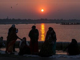 Meen Sankranti 2026: मीन संक्रांति पर भक्&zwj;त करें यह कार्य, सूर्य देवता का म&zwj;िलेगा आशीर्वाद