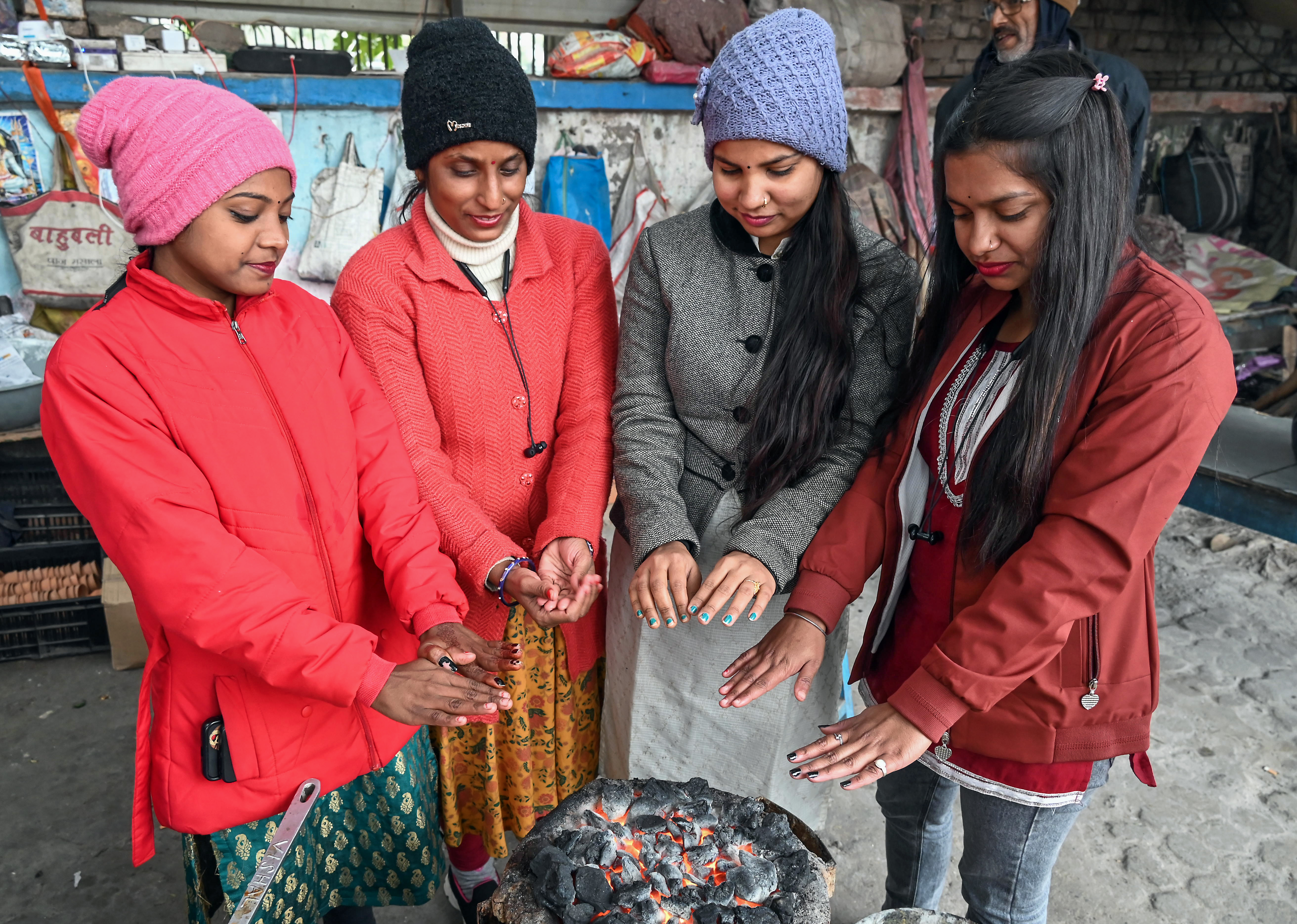 दिल्ली-NCR में कड़ाके की ठंड, पारा और लुढ़कने की संभावना, IMD ने बताया कब मिलेगी राहत; जान लें अपडेट