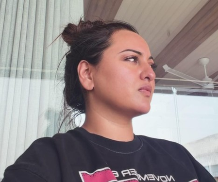 सोनाक्षी सिन्हा बालकनी में बैठीं थीं 'शांति' के लिए, लेकिन हुआ उलट, परेशान होकर बोलीं- ये मिला