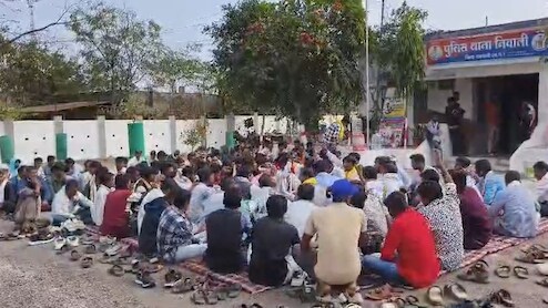 Madhya Pradesh: बड़वानी में 9वीं की छात्रा की मौत पर बवाल, निवाली थाने के सामने जयस का धरना&nbsp;