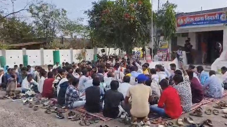 Madhya Pradesh: बड़वानी में 9वीं की छात्रा की मौत पर बवाल, निवाली थाने के सामने जयस का धरना&nbsp;
