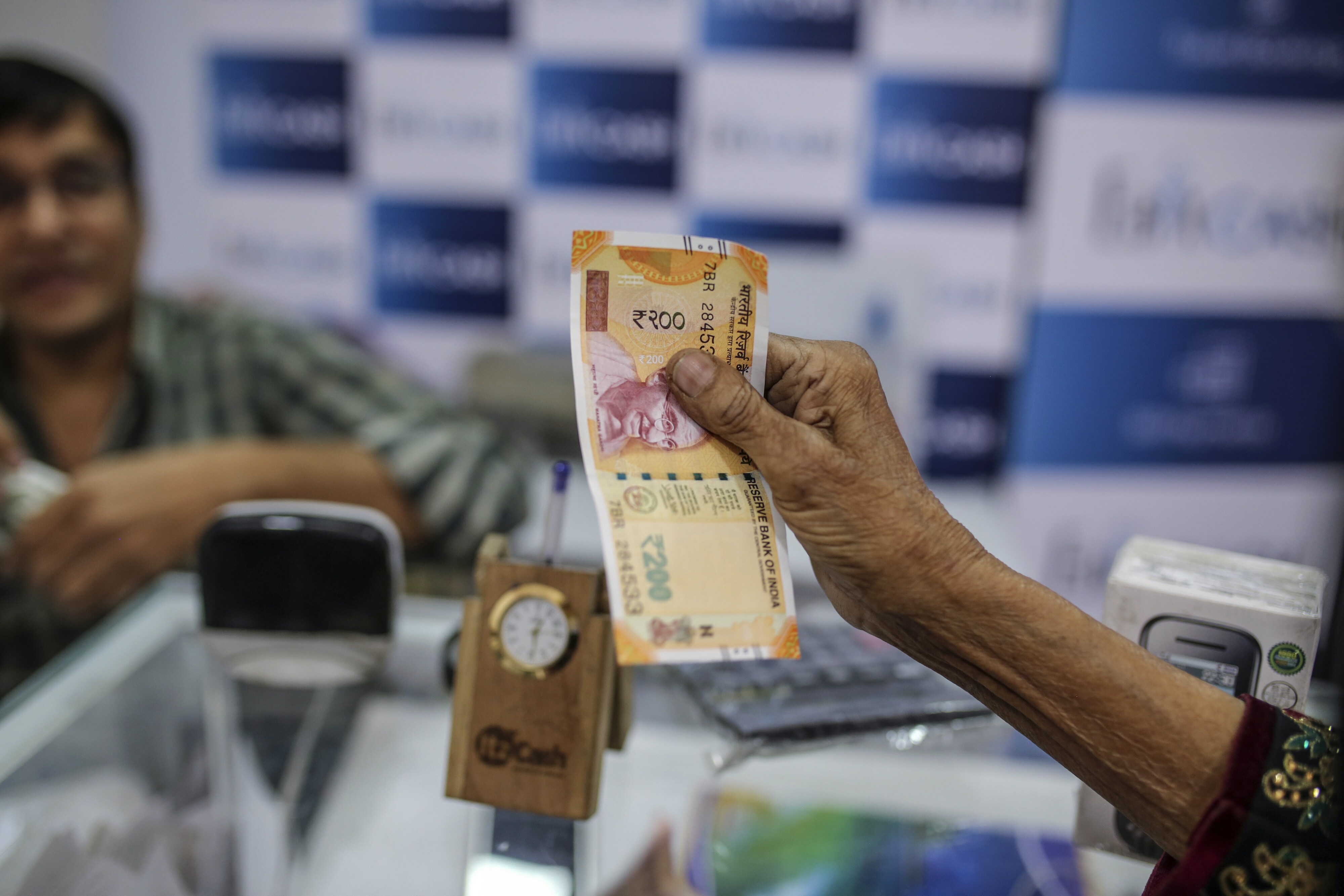 Rupee Weakens As Government&rsquo;s Measures To Curb Fall Seen Inadequate