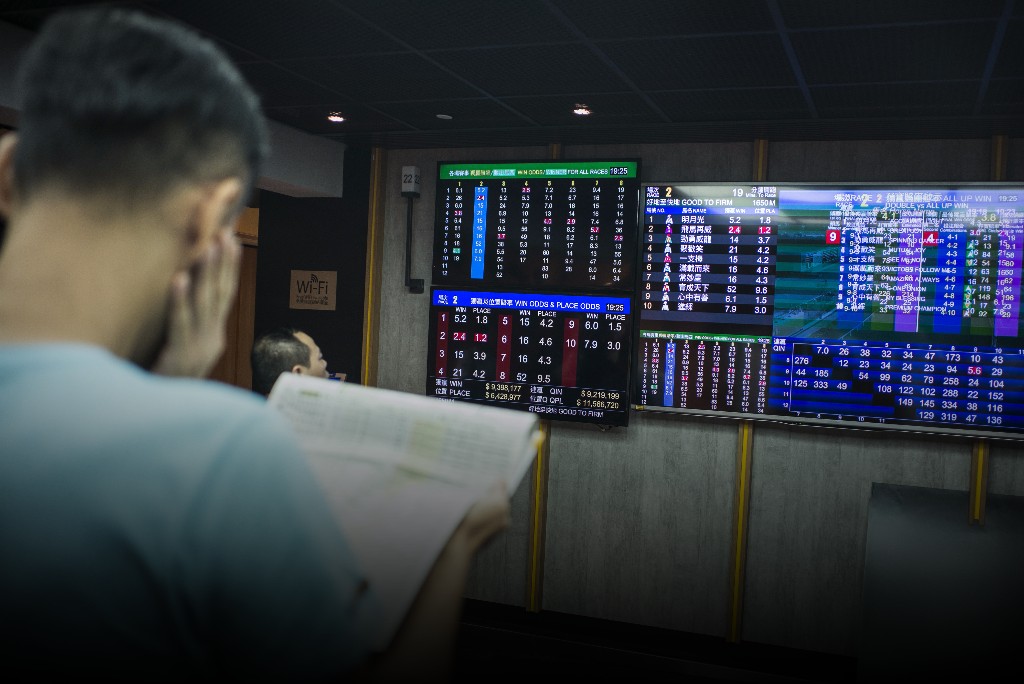 Nifty Extends Losing Streak To Day 5 But Manages To Hold 9,500