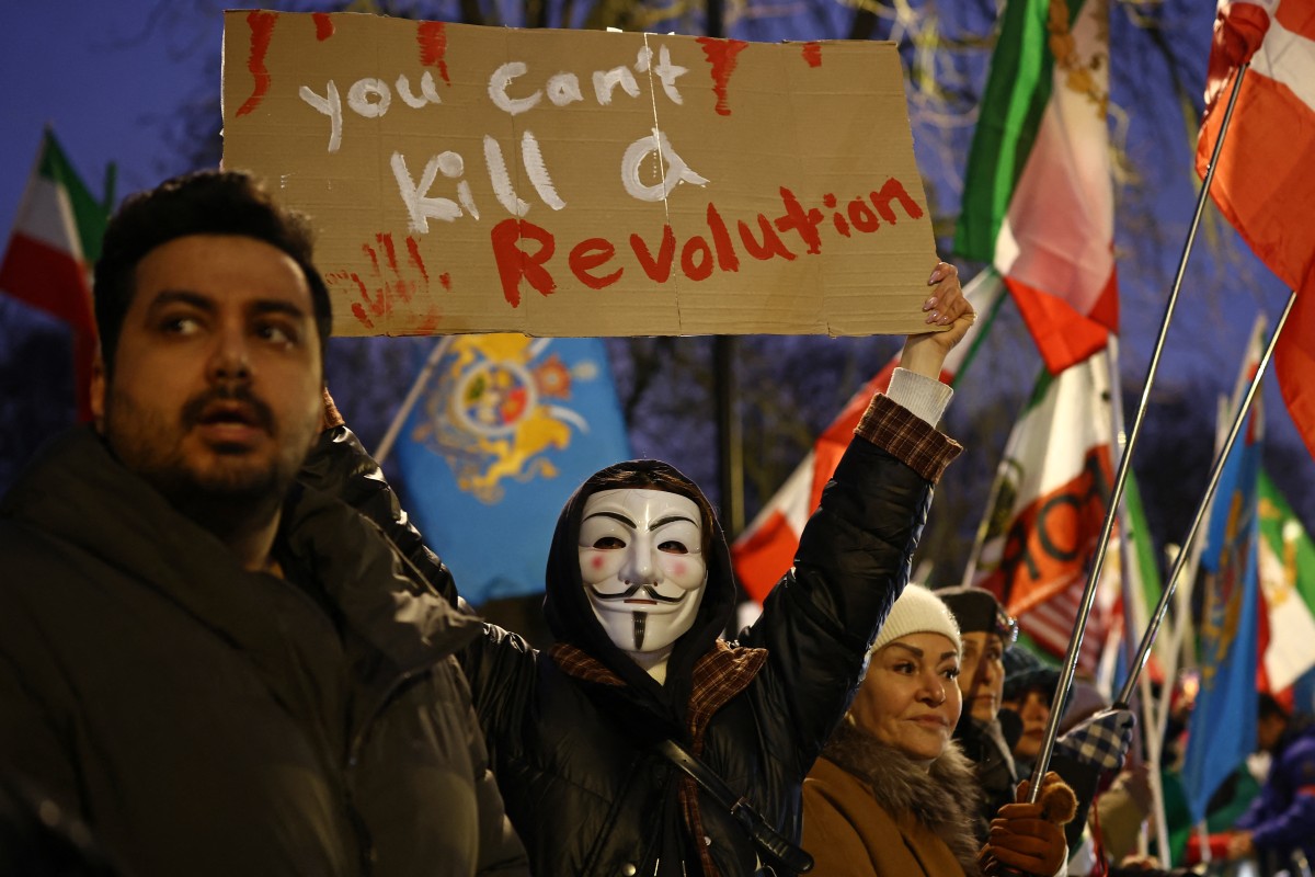 Son Of Ousted Iran Shah Urges Protesters To 'Prepare To Seize' City Centres