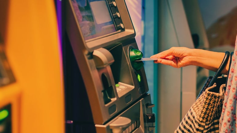 Shirpur News : ATM बाहेर गाडी, नागरिकाचा सतर्कपणा; मध्यरात्री चोर-पोलिसांमध्ये असा रंगला खेळ, मोठा कट उधळला!