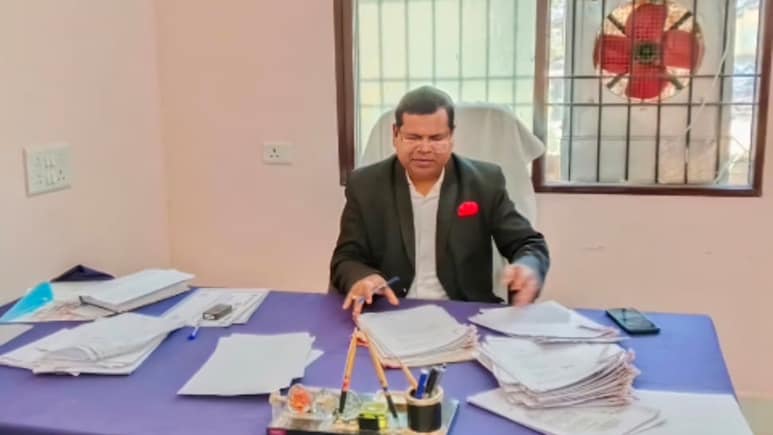 Chhattisgarh: मह&zwj;िला डांसरों पर नोट उड़ाने वाले SDM तुलसीदास मरकाम ने फ&zwj;िर संभाली कुर्सी