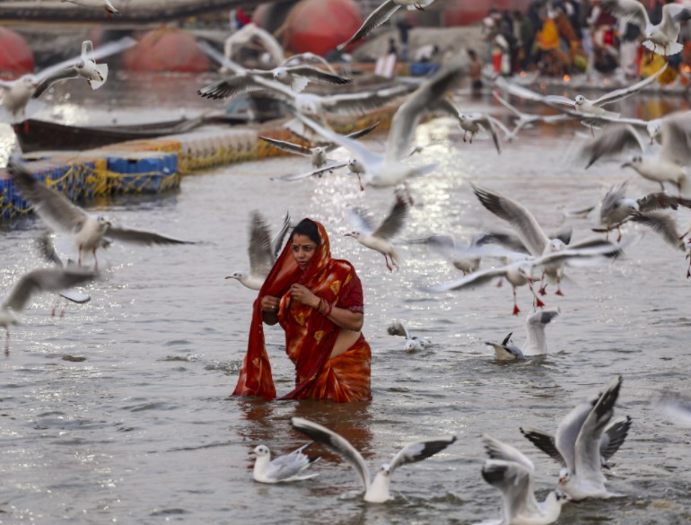 LIVE: षटतिला एकादशी और मकर संक्राति के गजब संयोग पर हरिद्वार से लेकर प्रयागराज तक लोग लगा रहे आस्था की डुबकी
