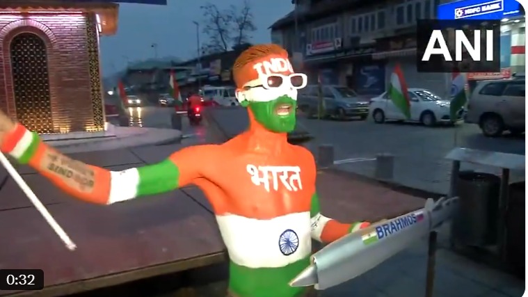 बर्फीली ठंड के बीच लाल चौक पर अहमदाबाद से पहुंचा शख्स, 'ब्रह्मोस' हाथ में ले लगाए 'वंदे मातरम' के नारे, VIDEO