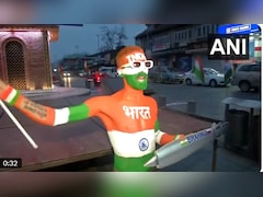 बर्फीली ठंड के बीच लाल चौक पर अहमदाबाद से पहुंचा शख्स, 'ब्रह्मोस' हाथ में ले लगाए 'वंदे मातरम' के नारे, VIDEO