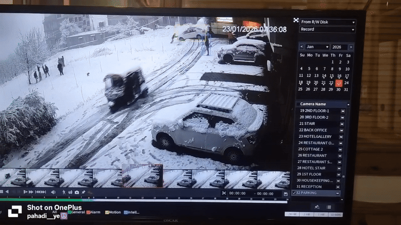 बर्फ में फिसलने लगी खड़ी कार, ड्राइवर ने रोका तो साथ घसीटता चला गया, मनाली से आया खौफनाक Video