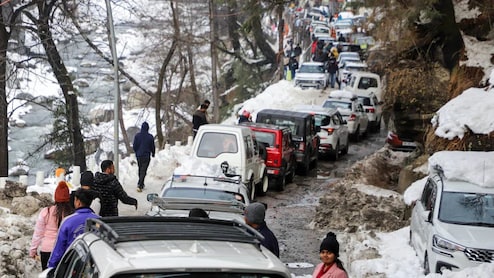 8-10 KM लंबा जाम, कार-सड़कों पर कट रही रात... मनाली जाने से पहले पर्यटकों की परेशानियां पढ़ लीजिए