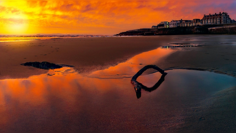 लद्दाख में दिखा खौफनाक लाल आसमान, 2003 के बाद आया सबसे बड़ा सौर तूफान, क्या है खतरा?